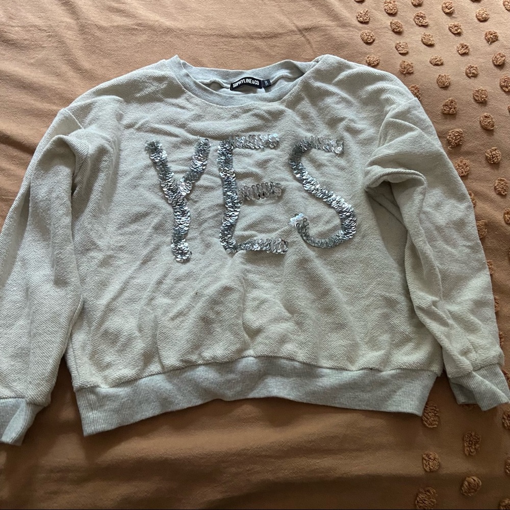 Cute sequinned sweater “YES”